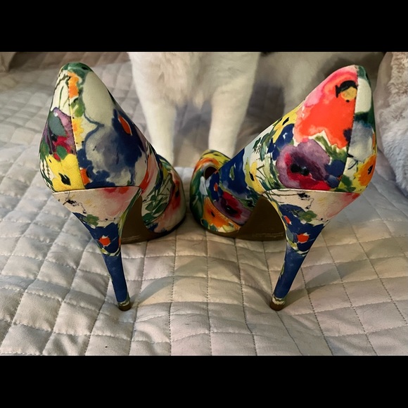 Guess Floral Heels, EUC, size 7 - Picture 4 of 7